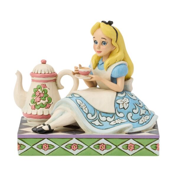 'A Cup of Curiosity (Alice with Teapot) 6018925 Beschikbaar va Juli 2026