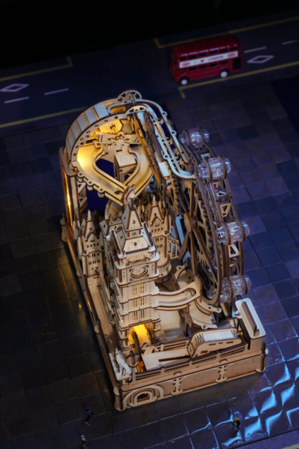 EGB01-scene-3-700x1050 Robotime, 3D Houten Marble Travel “London”, Marble Spaceport 22,5×15,5×23,5cm